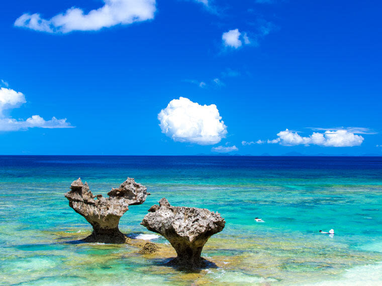 Okinawa North Tour: Okinawa Churaumi Aquarium, Kouri Island, Cape Manza, American Village Day Trip from Naha | Popular Spots in One Trip - Kouri Island: bridge views on a short clock