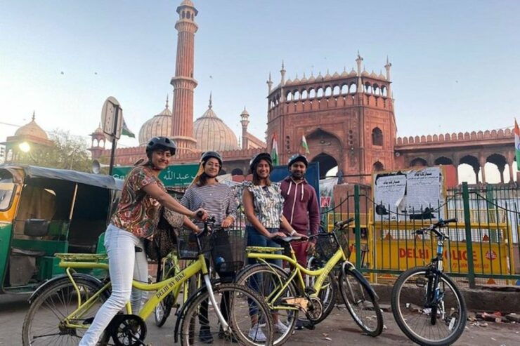 Old Delhi: 3.5-Hour Small-Group Bike Tour With Breakfast - Explore Iconic Landmarks With a Knowledgeable Guide