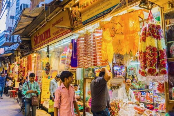 Old Delhi: 3-Hour Tuk-Tuk/Rickshaw Tour - End the Tour at Jain Mandir and Charitable Hospital for Birds