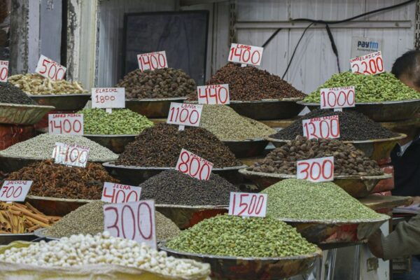 Old Delhi: Street Food Tour - Guides Expertise and Service Quality