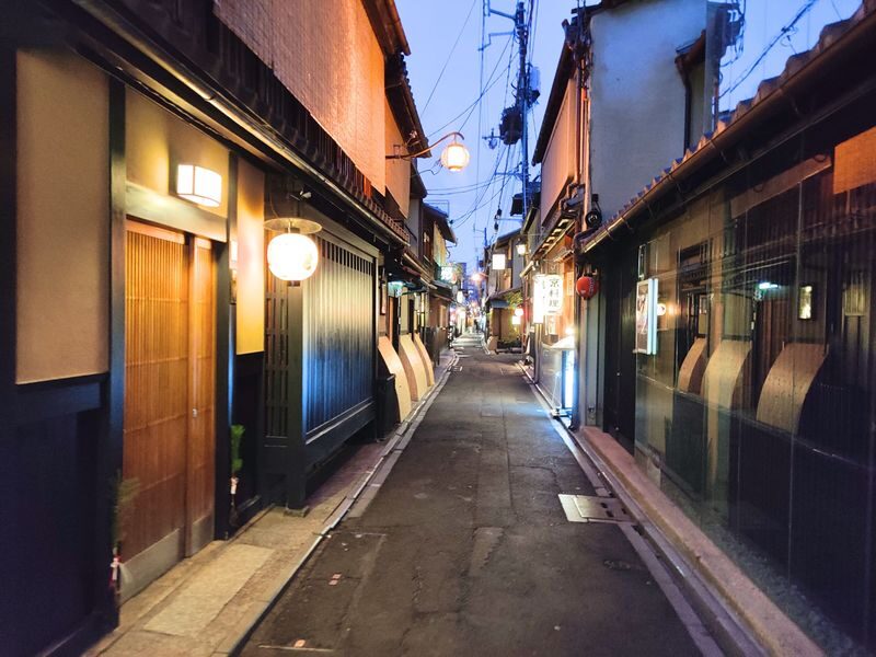Old Kyoto Nighttime All-Inclusive Local Food Tour - Dinner begins after the first hour
