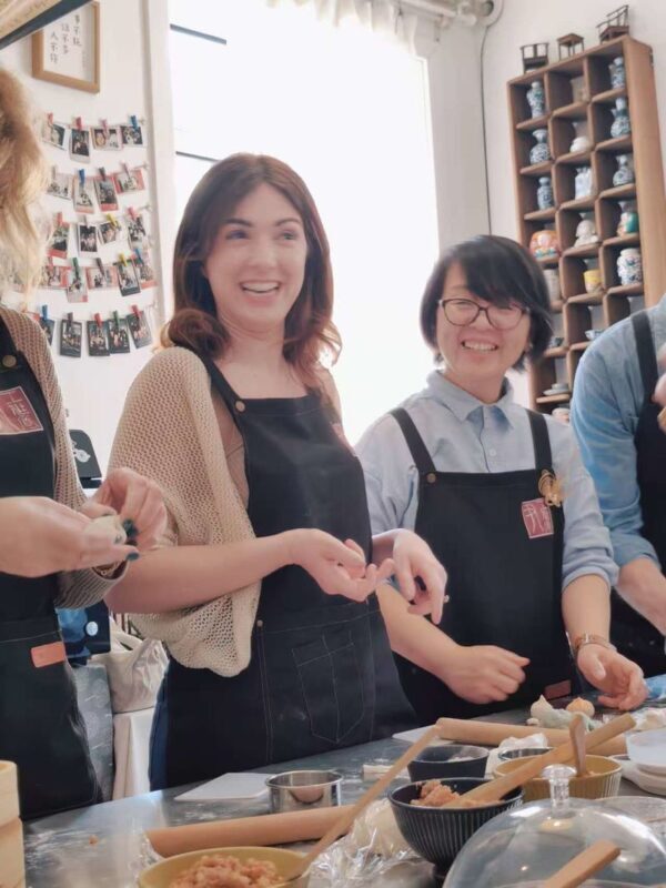 Old Shanghai Flavors: Traditional Soup Dumplings and Tea Art Experience in an 80-Year-Old Alleyway - A tea tasting alongside the cooking