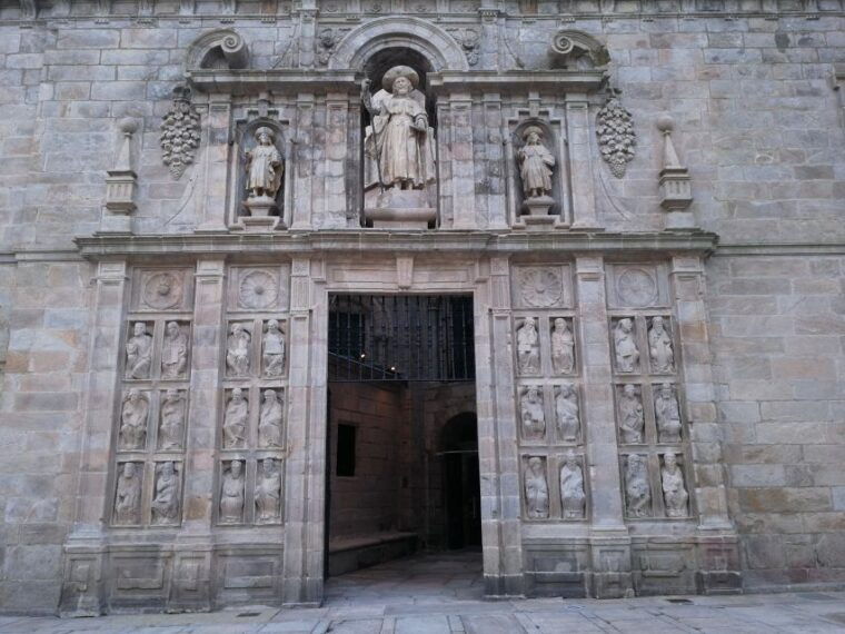 Old Town Walking Tour in a Small Group - Highlights of the Itinerary