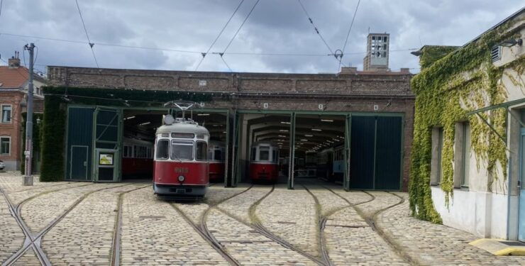 Oldtimer Tram Tour Vienna: With Tastings - Experience