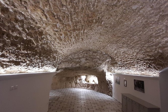 Olfactory Itinerary and Visit to the Ancient Granary Caves - Location and Operating Hours