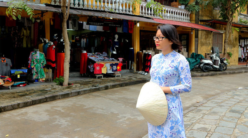 One Day Ao Dai Rental in Hoi An - Dressing, Tea, and a Few First Photos