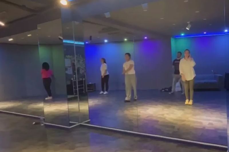 One Day K-POP Dance Class in Hongdae - Learning a K-pop chorus in Hongdae