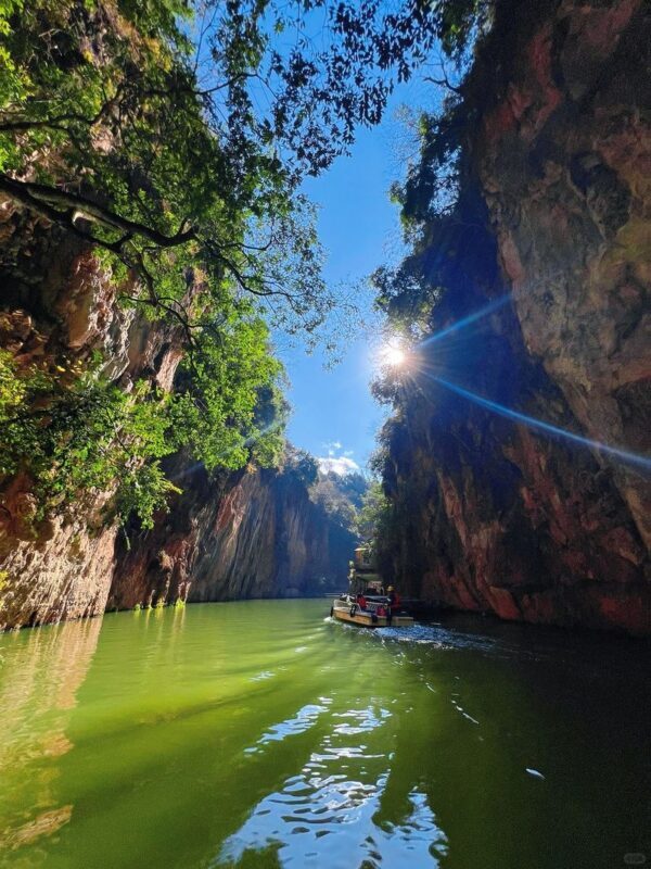 One-day private car tour of Yunnan Stone Forest/Jiuxiang/Dianchi Lake - Walking among the Greater and Lesser Stone Forests