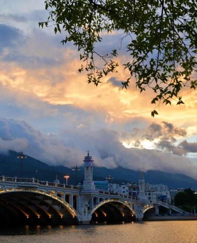 One-Day Tour Around Erhai Lake in Dali, Yunnan - A full day shaped around Erhai Lake