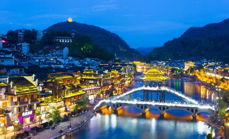 One-day tour from Zhangjiajie to Xiangxi Panda Zoo & Phoenix Ancient City Secret Realm (Chinese-English professional guide + pure play) - Furong Town: a waterfall running through an old town