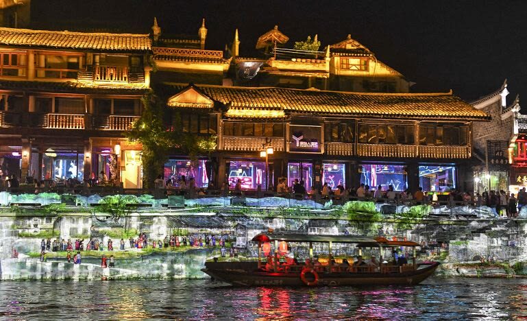One-day tour from Zhangjiajie to Xiangxi Panda Zoo & Phoenix Ancient City Secret Realm (Chinese-English professional guide + pure play) - Phoenix Ancient City after dark