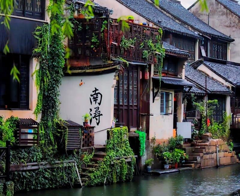One-day tour of the ancient water towns in Jiangnan: Wuzhen East Gate and West Gate - East Gate: listen first, then look closer