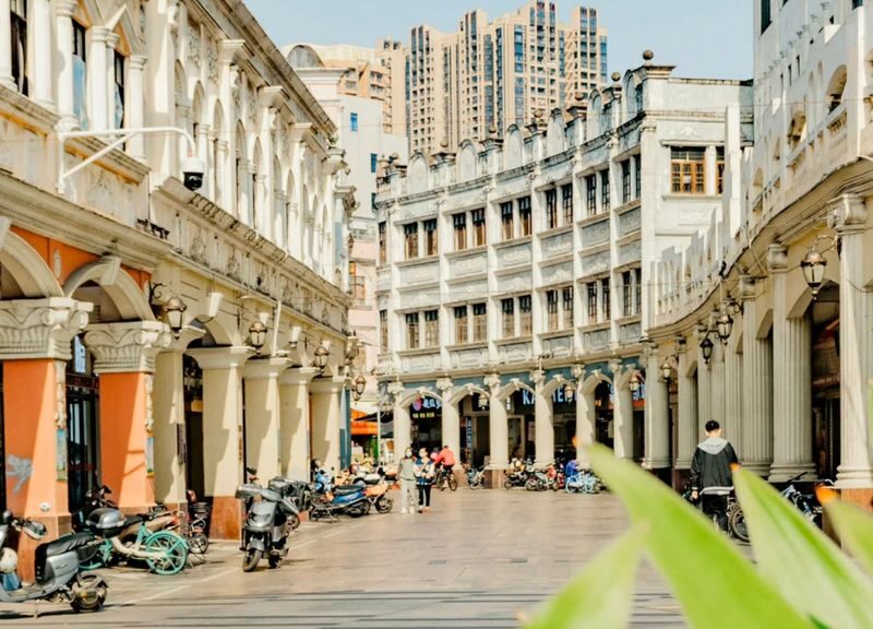 One-day tour to Foshan Huang Feihong Memorial Hall (departing from Guangzhou) - Huagai Pedestrian Street: a short walk and a local pause