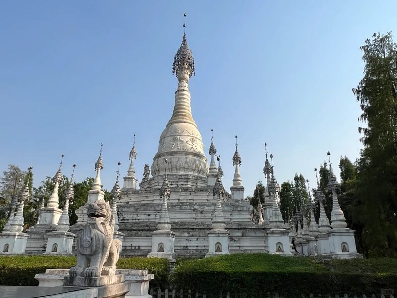 One-Day Tour to Kunming Western Hills and Yunnan Nationalities Village - Lunch and the question to settle before booking