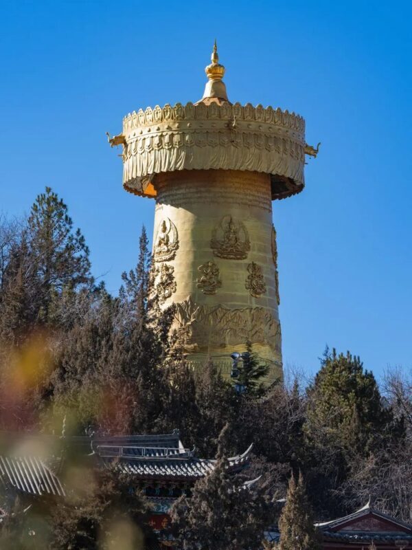 One-day tour to Tiger Leaping Gorge & Songzanlin Monastery in Shangri-La, Yunnan - Dukezong Ancient City and its giant prayer wheel