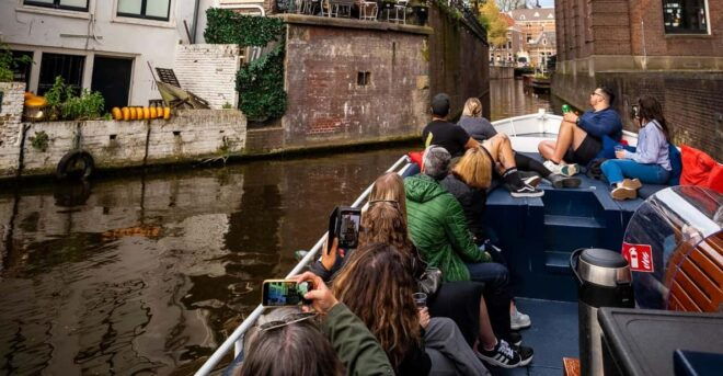 Open Boat Tour Amsterdam Historic City Center With Open Bar - Boat and Amenities