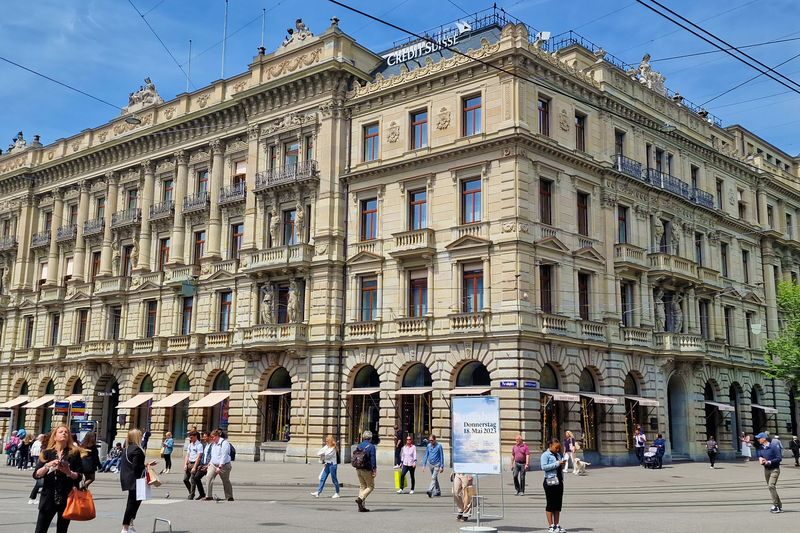 Open-Top Bus Sightseeing Tour in Zurich - A one-hour route from the station to the lake