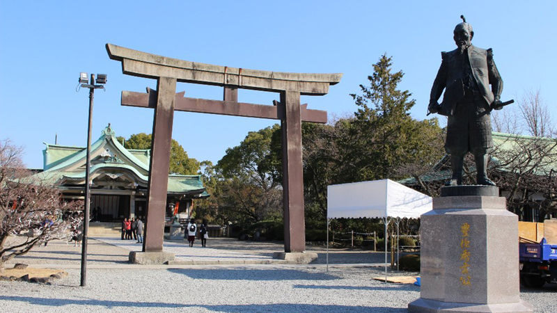 Osaka: Castle Tower Admission / Guided Walking Tour - What the guides add