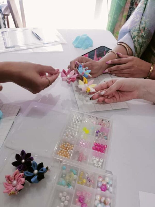 Osaka: Kimono and Tsumami-Zaiku Craft Experience - Why This Tour Works Well