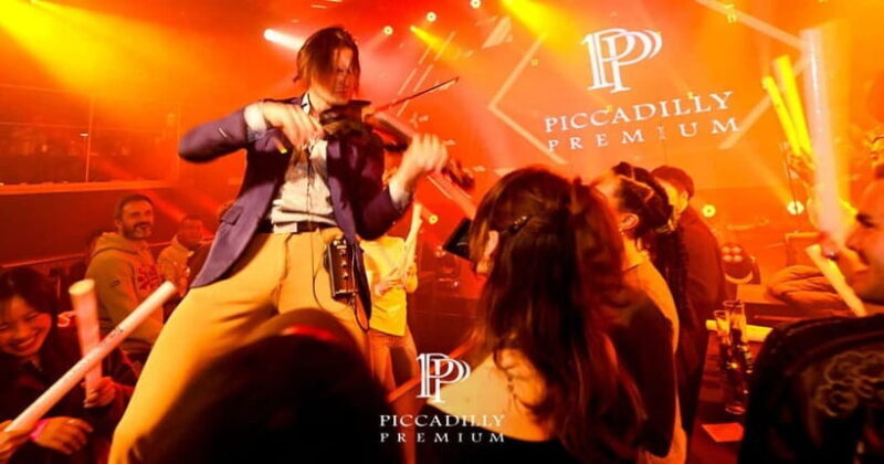 Osaka: PICCADILLY PREMIUM LIVE SHOW & NIGHTCLUB TICKET - The Food and Drinks