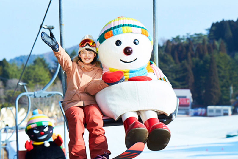 Osaka Rokko Mountain Ski Park and Arima Onsen Guided Tour - Picking sleds, skis, or a snowboard