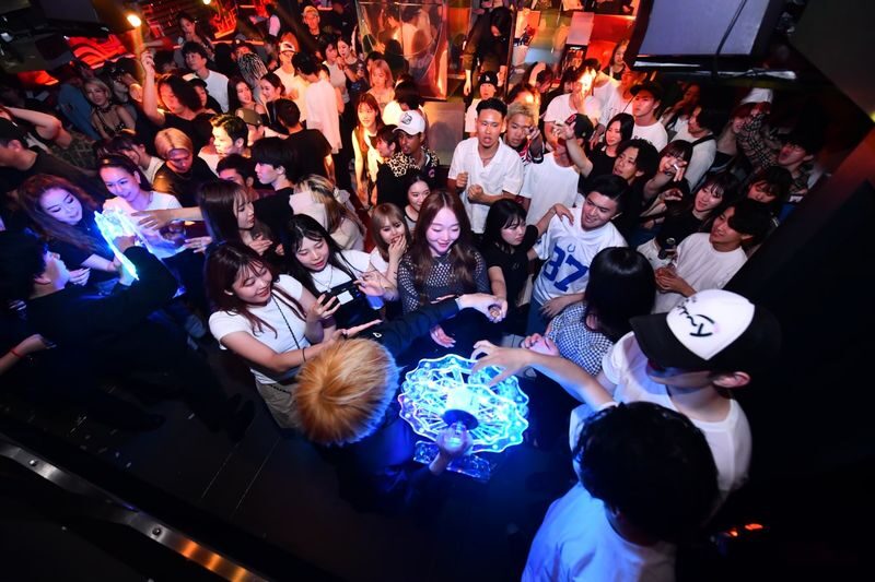 Osaka Shinsaibashi: CRAZY LAND by CHEVAL Nightclub Admission Ticket - Arrival, drinks, and the shape of the night