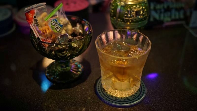 Osaka Shinsaibashi: FARPLANE PARCO BAR Admission Ticket with drink(For Foreign) - Drinks, add-ons, and keeping your bill in check