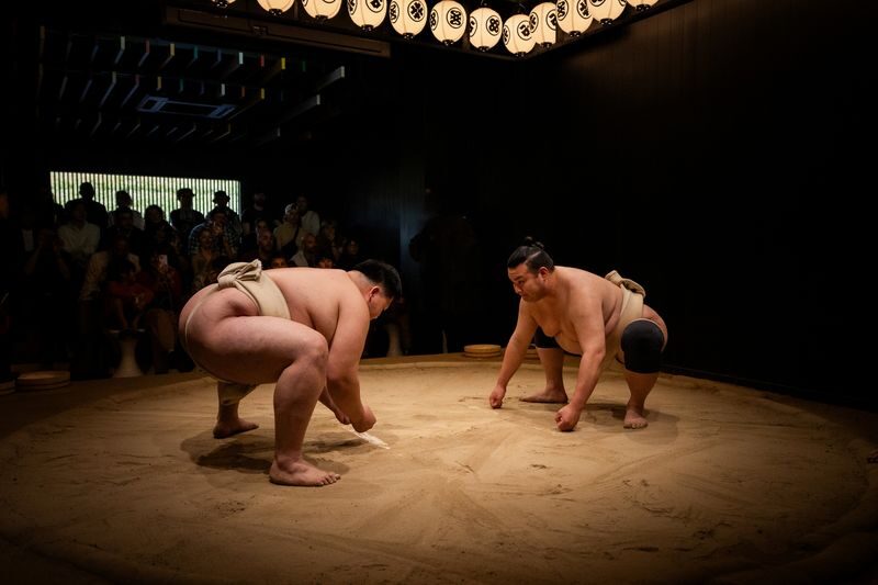 OSAKA Sumo Live Match show Experience with salt-throwing Challenge! - A short introduction, then live bouts