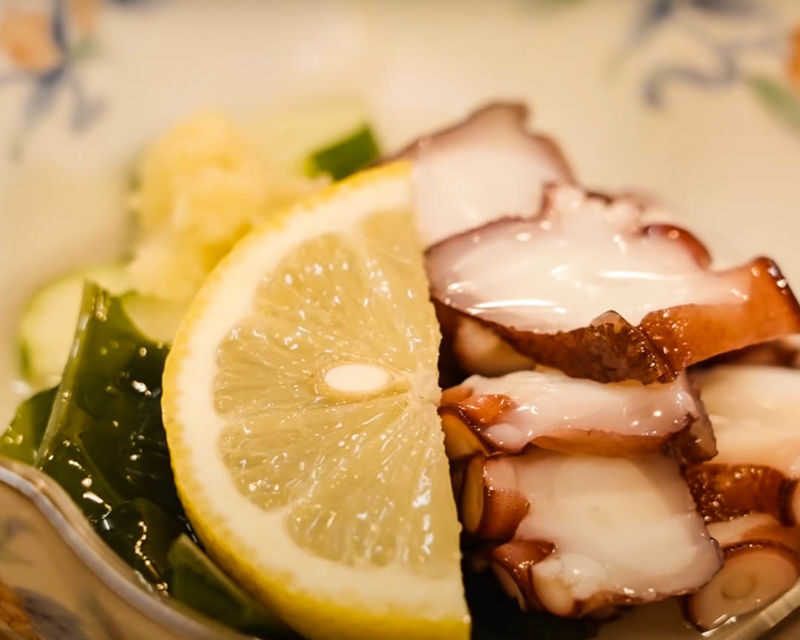 Osaka Tenma & Kyobashi Half-Day Small Group Walking Tour - A guide adds context between bites