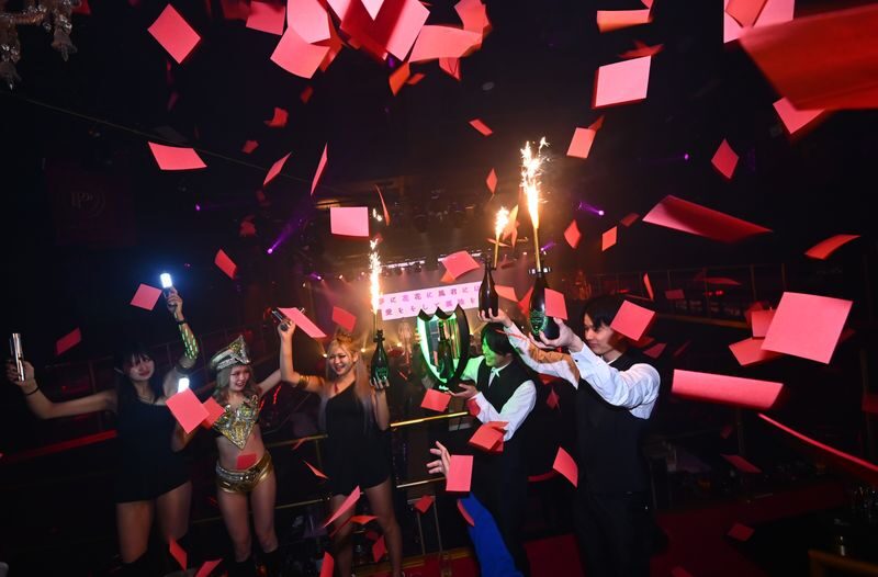 Osaka Umeda: PICCADILLY Live Show & Nightclub & Shisha | VIP Package - Choosing a VIP seat or set package