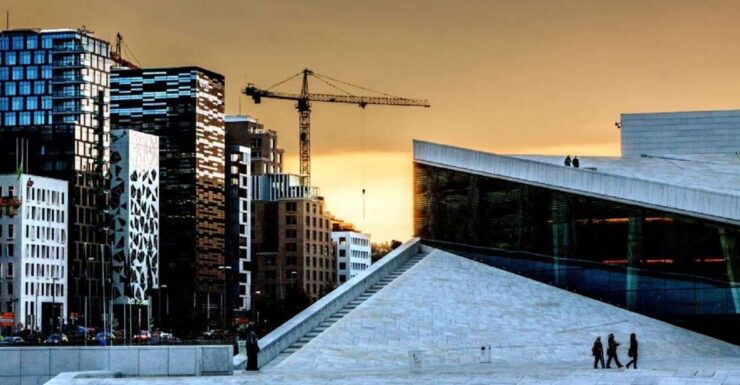 Oslo City Walks: The City of Contrasts - Historical Landmarks and Modern Skyscrapers