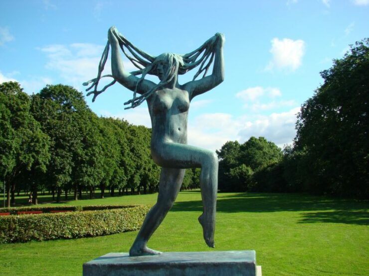 Oslo: Vigeland Park Insta-Worthy Guided Walking Tour - Tour Duration and Guide Information