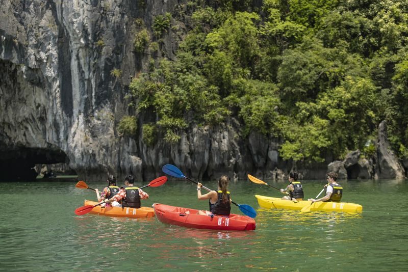 Otis Premium Day Cruise: Ha Long Bay, Sung Sot, Ti Top - Lunch aboard the cruise