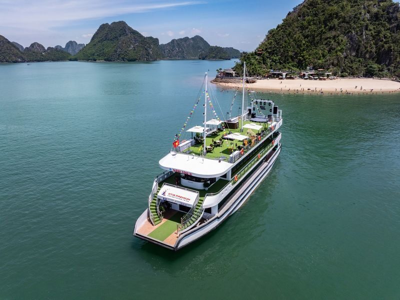 Otis Premium Day Cruise: Ha Long Bay, Sung Sot, Ti Top - Price, extras and practical trade-offs