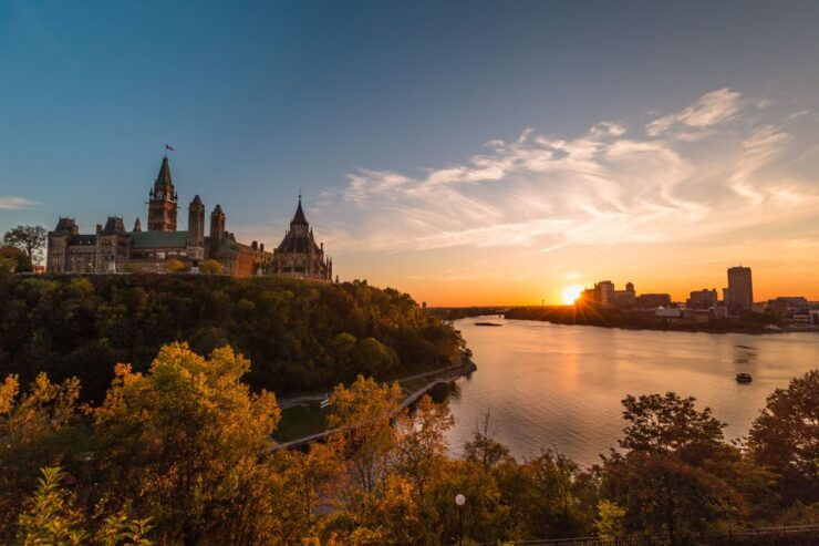 Ottawa: Small Group Night Tour W/River Cruise & Light Show - Activity Details