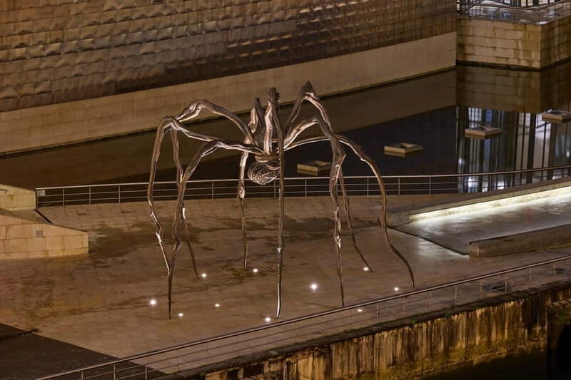 Outdoor guided visit and access to Guggenheim Museum (ES) - Discover the Guggenheim Museum Bilbao: An Exterior Tour with Access to Art