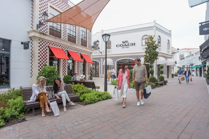 Outlet Shopping Freeport from Lisbon - The ride from Marquês de Pombal