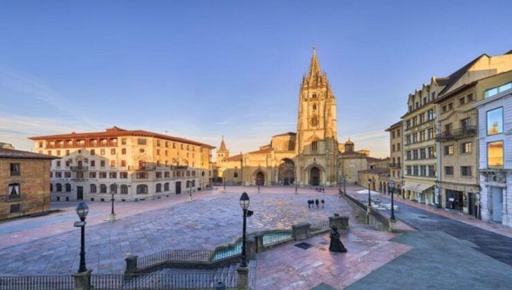 Oviedo: Guided Tour in Oviedo and Cathedral With Tickets - Experience Highlights