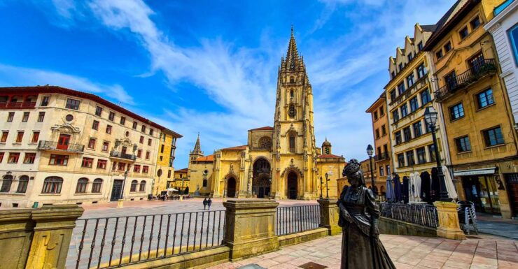 Oviedo: Visita Guiada a La Catedral En Español - Tour Details