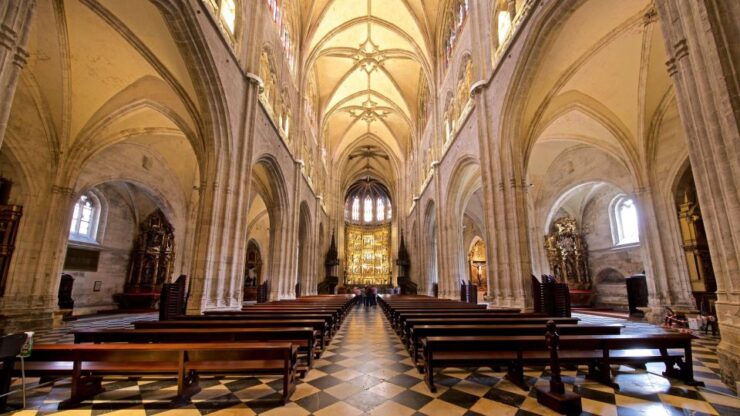 Oviedo: Visita Guiada a La Catedral En Español - Experience Highlights