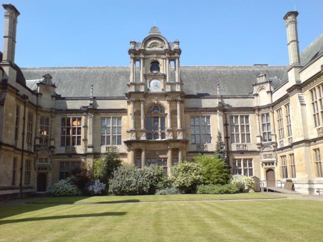 Oxford: Private City Tour & University Historical Highlights - Famous Film Locations and Quaint Streets