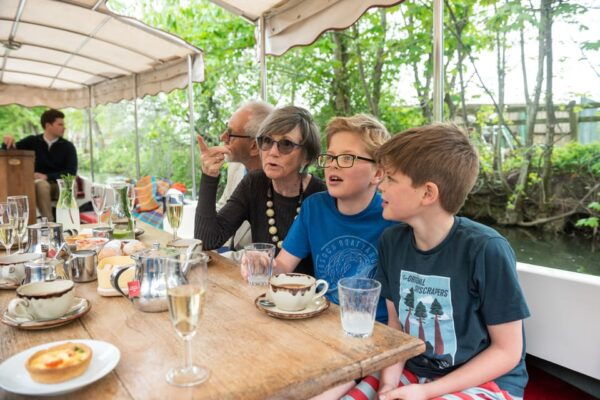 Oxford: Scenic Sightseeing Cruise With Gourmet Picnic - What to Bring and Wear