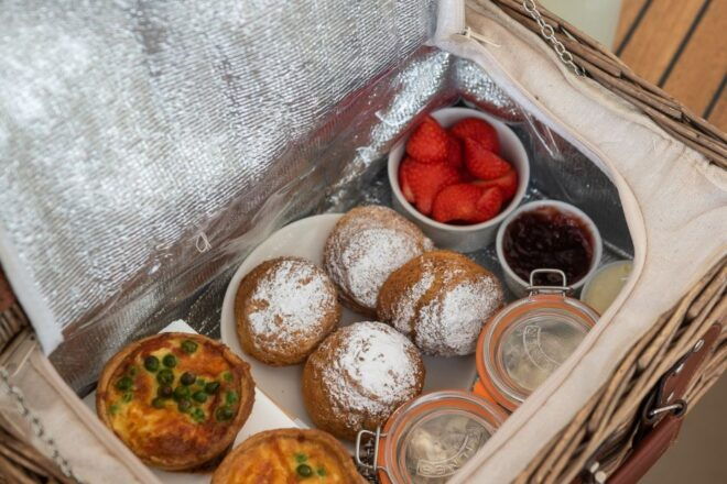 Oxford: Scenic Sightseeing Cruise With Gourmet Picnic - Review Summary