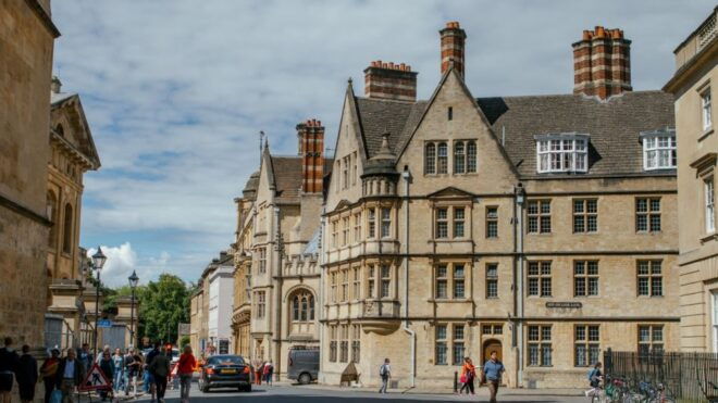 Oxford: Self Guided City Walk and Interactive Treasure Hunt - Full Description