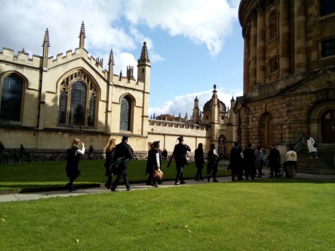 Oxford University: Guided Small Group Walking Tour - Selecting Participants and Dates