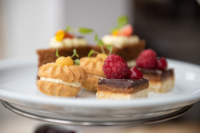 Oxford University Walking Tour With Afternoon Tea - Start Time and End Point