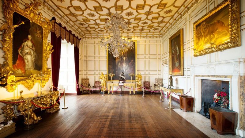 Oxford, Warwick Castle, and Shakespeares Stratford-upon-Avon Day Trip from London - The coach, guide and language options