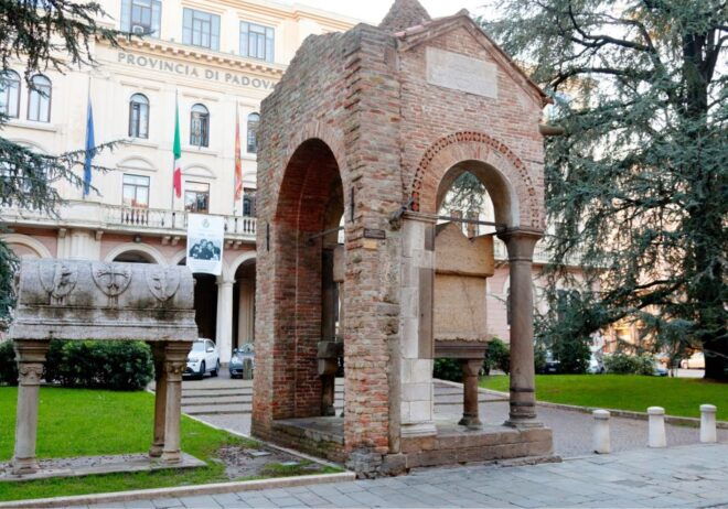 Padova: Must-See Landmarks & Attractions Self-Guided Tour - Basilica Di Santantonio: a Must-Visit Religious Site