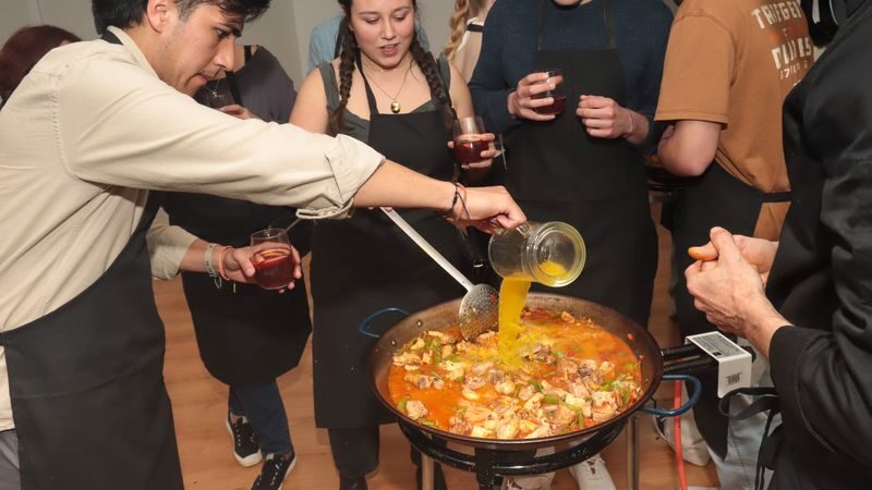 Paella and sangria workshop in Madrid - Starting with a shared pitcher of sangria