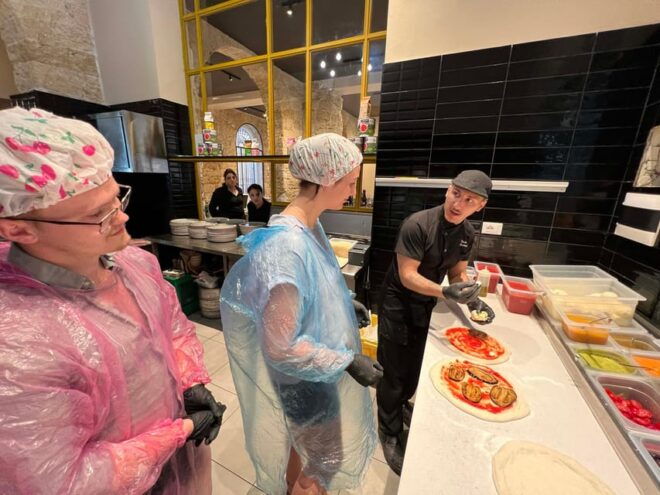 Palermo: Pizza Cooking Experience in Local Restaurant - Meeting Point Information